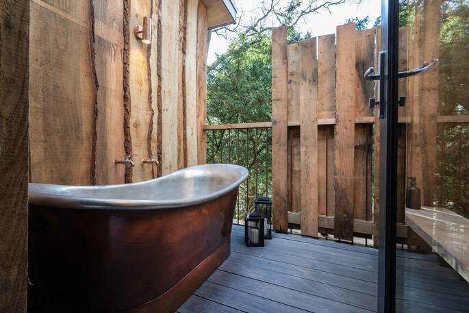 Outdoor bath tub