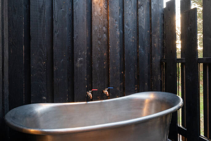 Outdoor bathtub